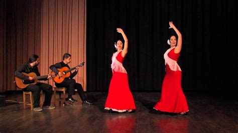 Entre Dos Aguas -  un'esplosione di flamenco che fonde intensità appassionata con ritmi sfrenati